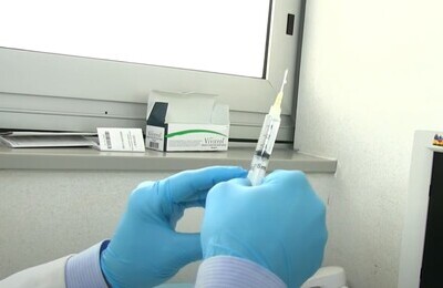 Проведение кодирования Вивитролом в Губкине Шприц с Вивитролом в руках у врача